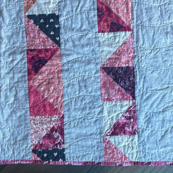Handmade Chandelier Quilt Throw Blanket White Black Pink Red  (DOG NOT INCLUDED) - Picture 10 of 12